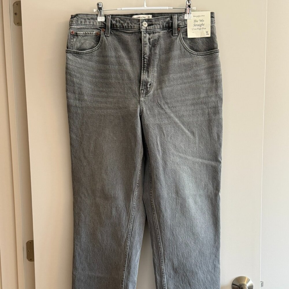 BNWT Abercrombie Ultra High Rise 90s Straight Jeans - Grey